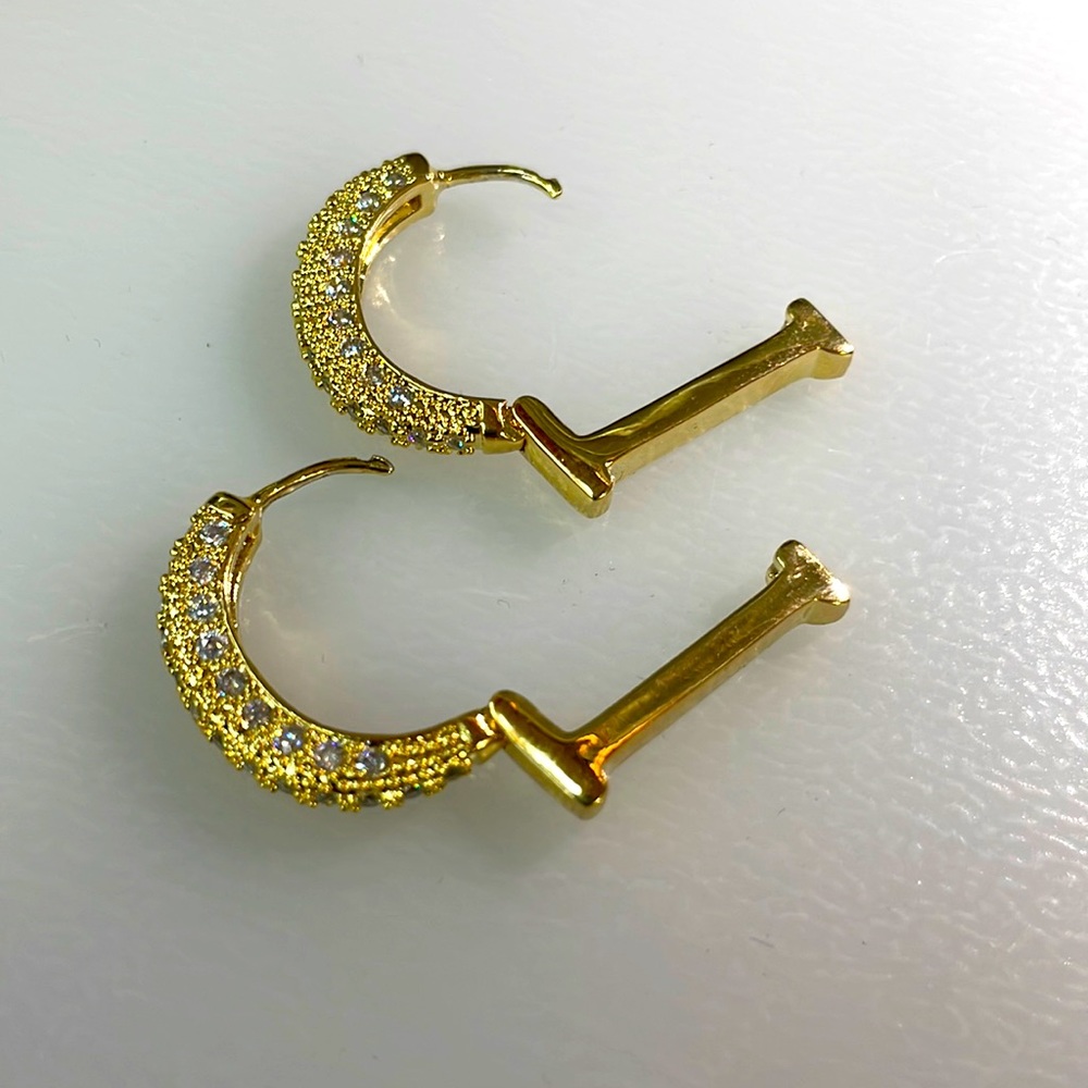 D shape golden color earrings